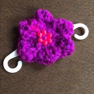 Face mask fastener hooks mask behind head not ears